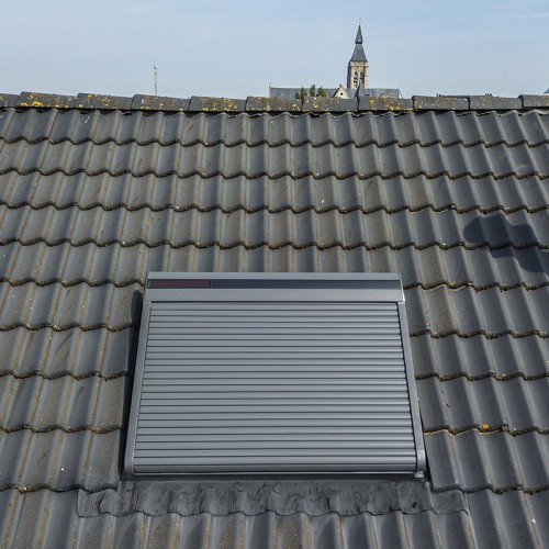 De Velux dakvensters met rolluik bieden bescherming tegen de warmte