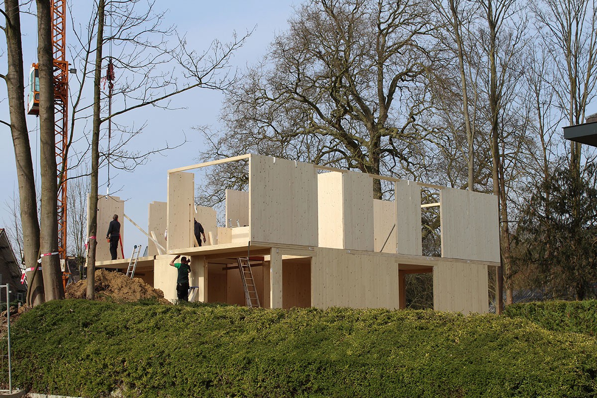 Houtmassiefbouw, of ook Cross Laminated Timber (CLT) genoemd, wordt steeds vaker gebruikt wordt voor de bouw en renovatie van Belgische woningen